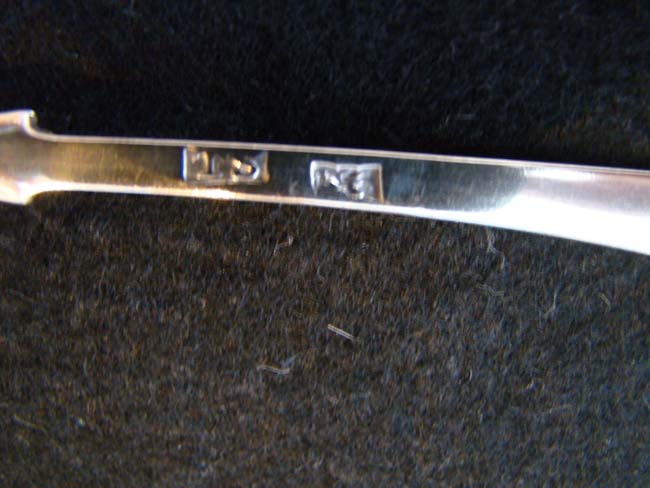 An exceptionally fine and rare set of 12 English 18th century sterling silver teaspoons circa 1775-1785 — image 3